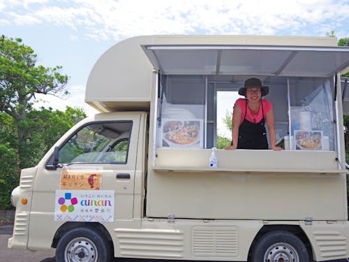 キッチンカーで、カレーを販売