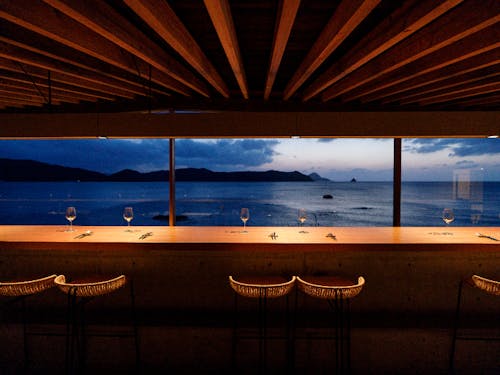 奄美大島の美しい海を眺めながるカウンター席