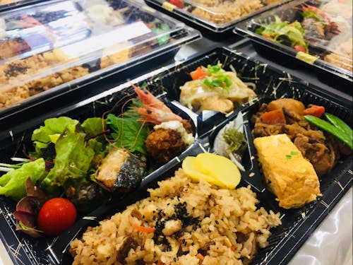 受注でお弁当を作ったりします。