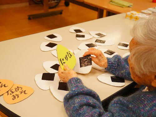 諏訪苑スタッフ自作の神経衰弱に取り組む利用者さん