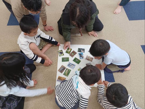 親子向けの自然遊びツアー「やまがっこう」の様子