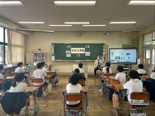 小学校で行われるホタル学習