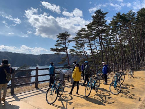 宮古市田老地域での三王岩でのガイドの様子
