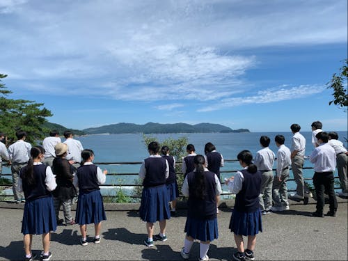 修学旅行生のガイドツアーの様子