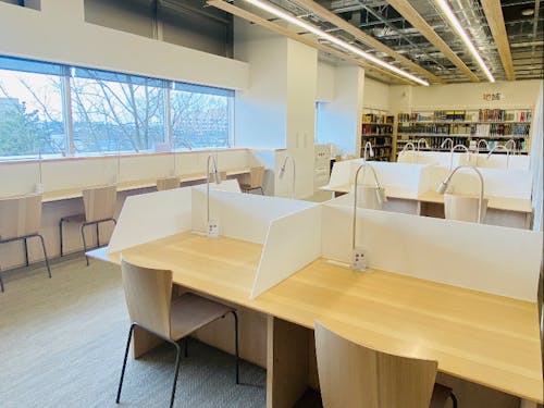 図書館複合施設「まちやま」は全集中できる最高の作業場。