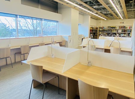 図書館複合施設「まちやま」は全集中できる最高の作業場。