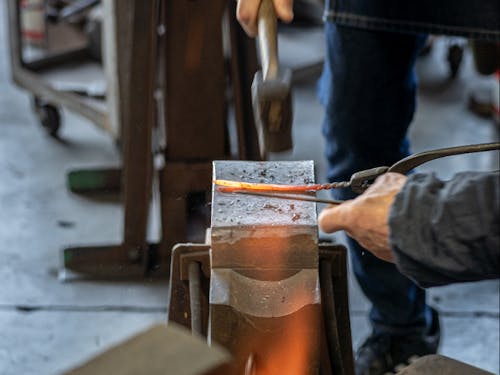 三条市に訪れれば本格鍛治体験もできます!