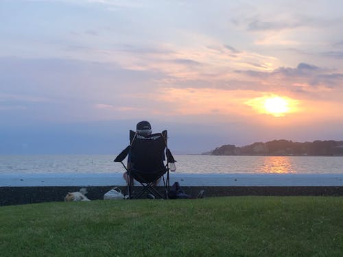 海辺で過ごす穏やかな夕暮れ時