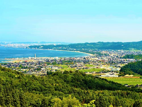 余川から見た氷見市(氷見市)