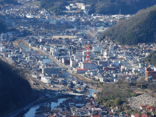 市の中心を高梁川が流れ、周りは山に囲まれている。