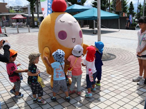 8月には全国から劇団が集まる人形劇の街