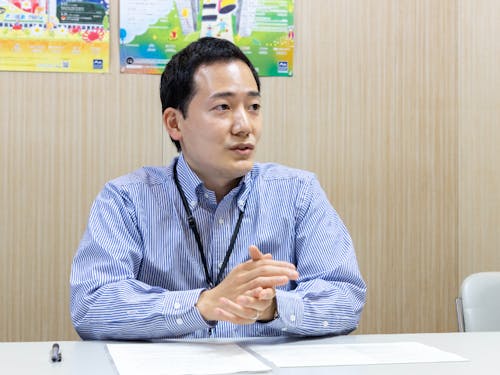 文化・スポーツ局文化課の角谷さん。現場に赴いて信頼関係を築く大切さを語ってくれました。