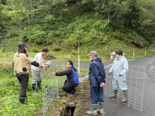 地域の方と一緒に侵入防止策を設置