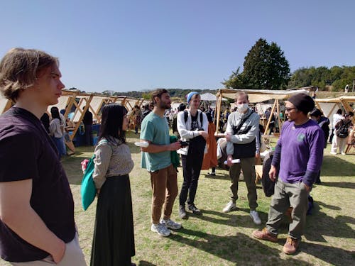 淡路島のオーガニックマーケット「島の食卓」を案内している様子