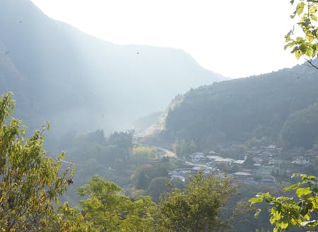 川上村の集落は、山の上・川のそばに２６箇所点在しています。離れて見てみると急斜面に集落があるのが一目瞭然です！