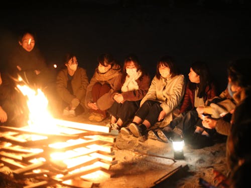焚火を囲んでそれぞれの思いを共有する時間はなんだか特別。