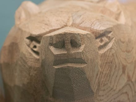 八雲町は「木彫り熊発祥の地」有名な木彫り作家の作品を八雲の歴史と共にご紹介します。