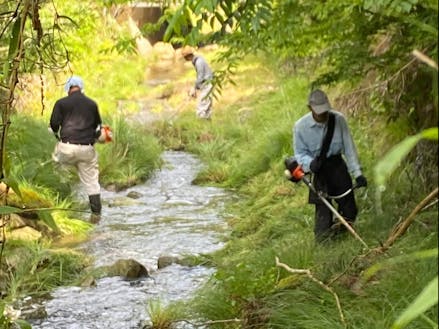 草刈りをする住民の皆さん