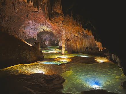 島には世界屈指の洞窟があります。