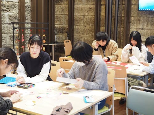 市内の石の蔵で行われたワークショップでは多くの若者が集結