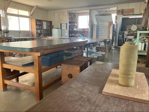 期間中に利用する工作室、奥に見えるのが電気炉です。