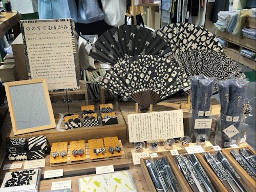 関さんが代表を務める『ののすておりがみ屋』は近江上布の型紙を折り紙にリメイクし販売している