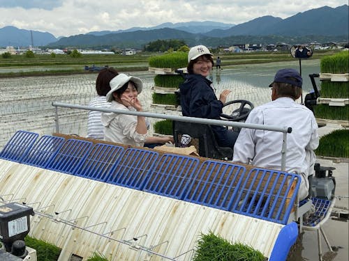 起業家のメンバーには新卒も。地域の方と田植えイベント開催しました。