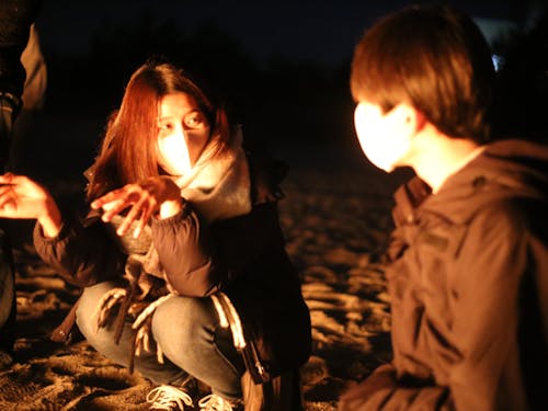 焚火を囲んで本音を語る時間