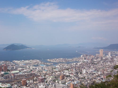 市街地と瀬戸内海