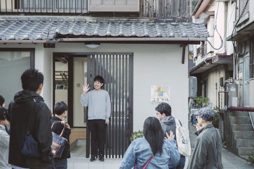 コダテル正面入り口にて。コダテルを通じて地域との関係が深まっていきます。