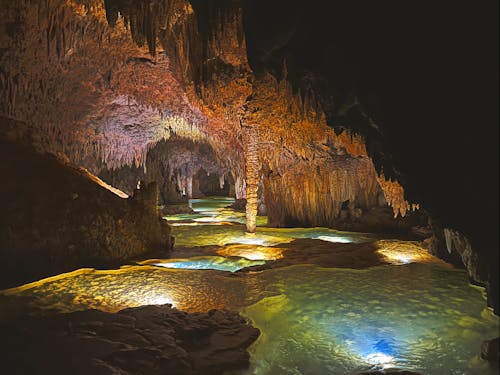 世界屈指の洞窟があります。