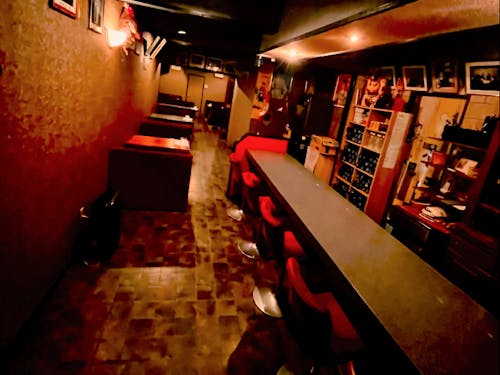 店内はカウンター6席、ボックス席が5つあります。