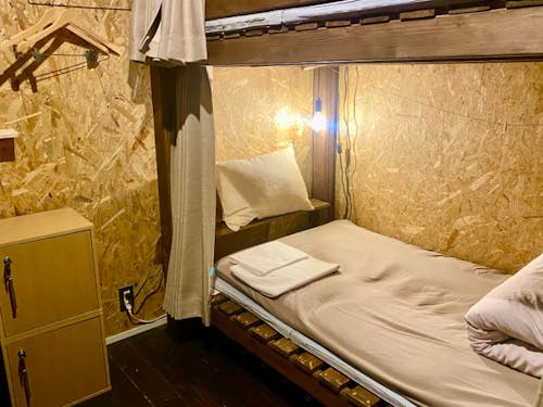 ベッドルームはカーテンで仕切ることができ、鍵付きロッカーがあります。