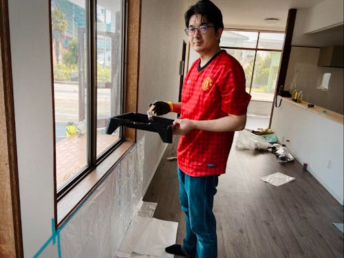 起業型協力隊仲間 顔(エン)さん。ゲストハウス事業の第一弾として中国茶房オープンに向けて準備中!