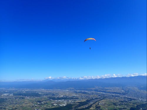 作業中にパラグライダーが頭上に現れるかも?!