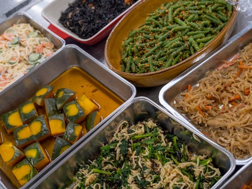 劇団員のための食事作りをしています。