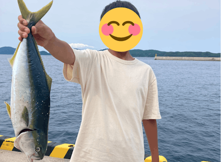 島留学生が釣りあげました。知夫里島に来たらこんなに大きな魚が釣れるかも⁉