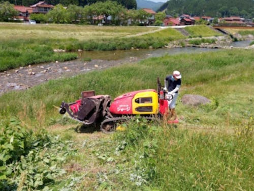 草刈りもします。