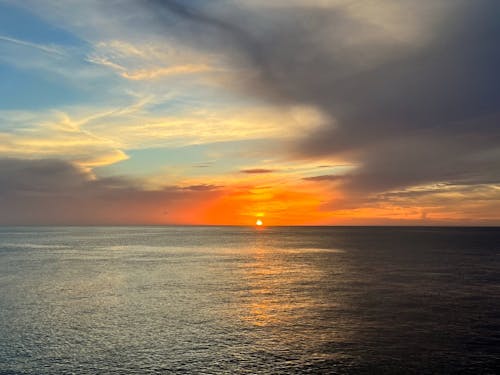 海に落ちる夕日が毎日見れます。