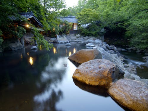 町にはたくさんの種類の温泉があります
