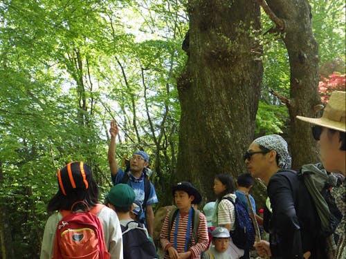 山で大切なことを説明する指導員