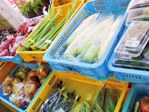 愛南町の道の駅。町内から新鮮な特産品が並ぶ。