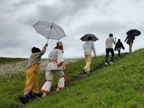綿貫観音山古墳をのぼる、王様御一行
