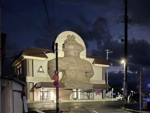 JR木造駅の大きなしゃこちゃん。実は決まった時間になると目が光ります!観光客にも人気です!
