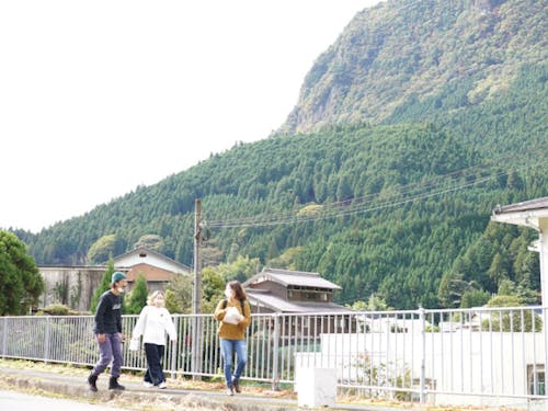 地域を巡りながら、村人とお話し!