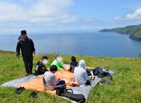 知夫里島島留学生の休日。絶景の前でピクニック。
