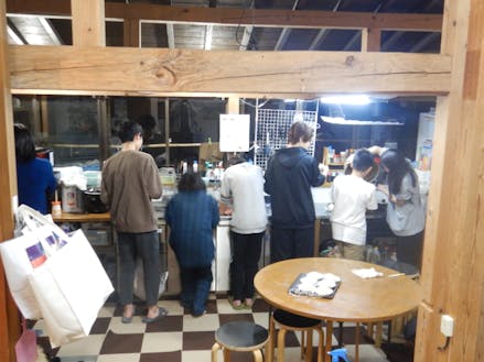 知夫里島島留学生の生活拠点「はぐくみ寮」の様子。ご飯も片付けもみんなで一緒に。