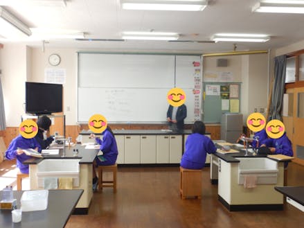 知夫中学校の授業風景。同級生はひとケタ。かけがえのない繋がりができます。