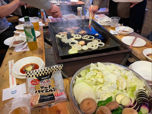 <昨年度の様子>バーベキューで交流