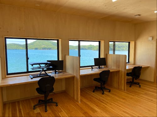 滞在中は海の見えるシェアオフィスでリモートワークも